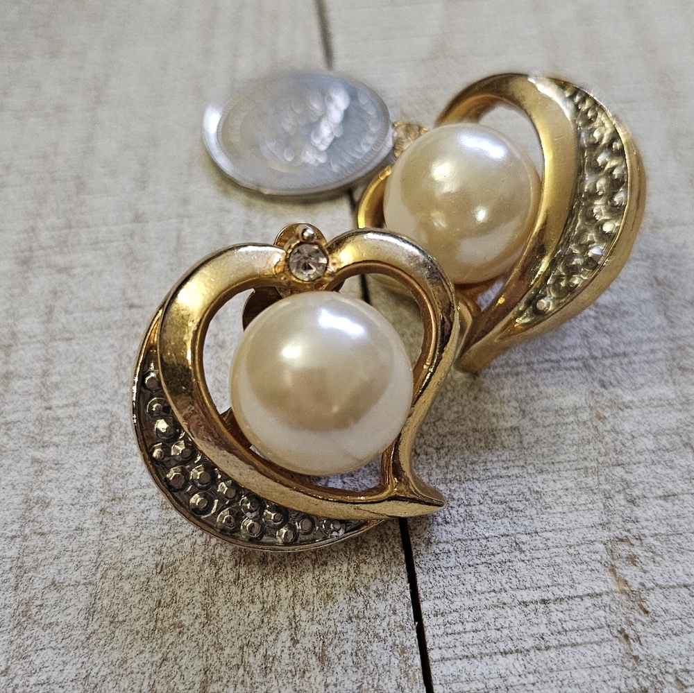 Vintage Faux Pearl Clip On Earrings.